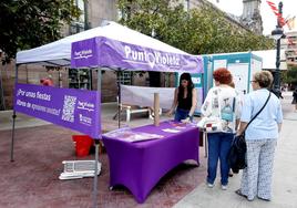 Tres mujeres recaban información en el 'punto violeta' instalado en el Bulevar Demetrio Herrero.