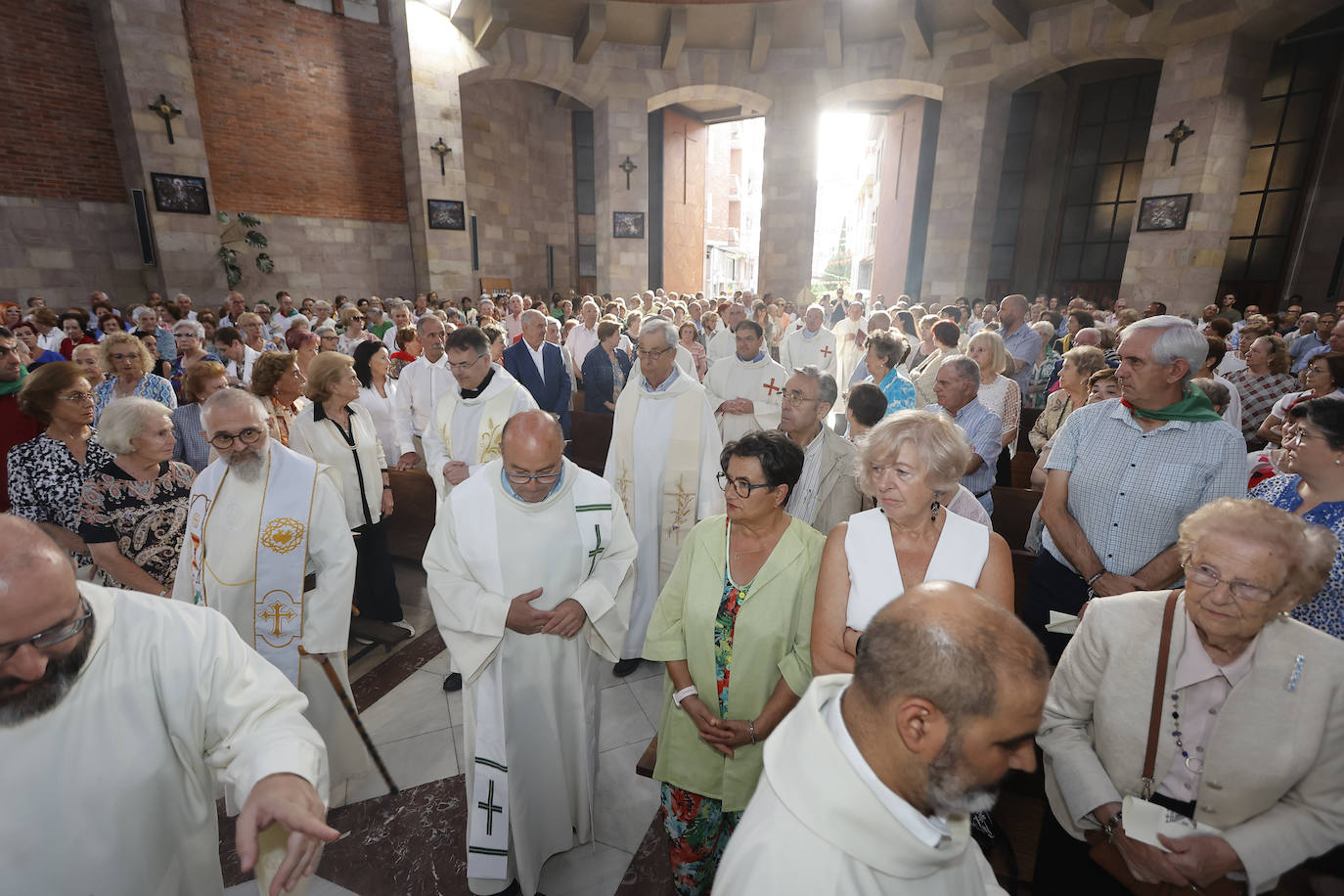 La misa fue oficiada por el obispo de Santander, ayudado por doce sacerdotes.