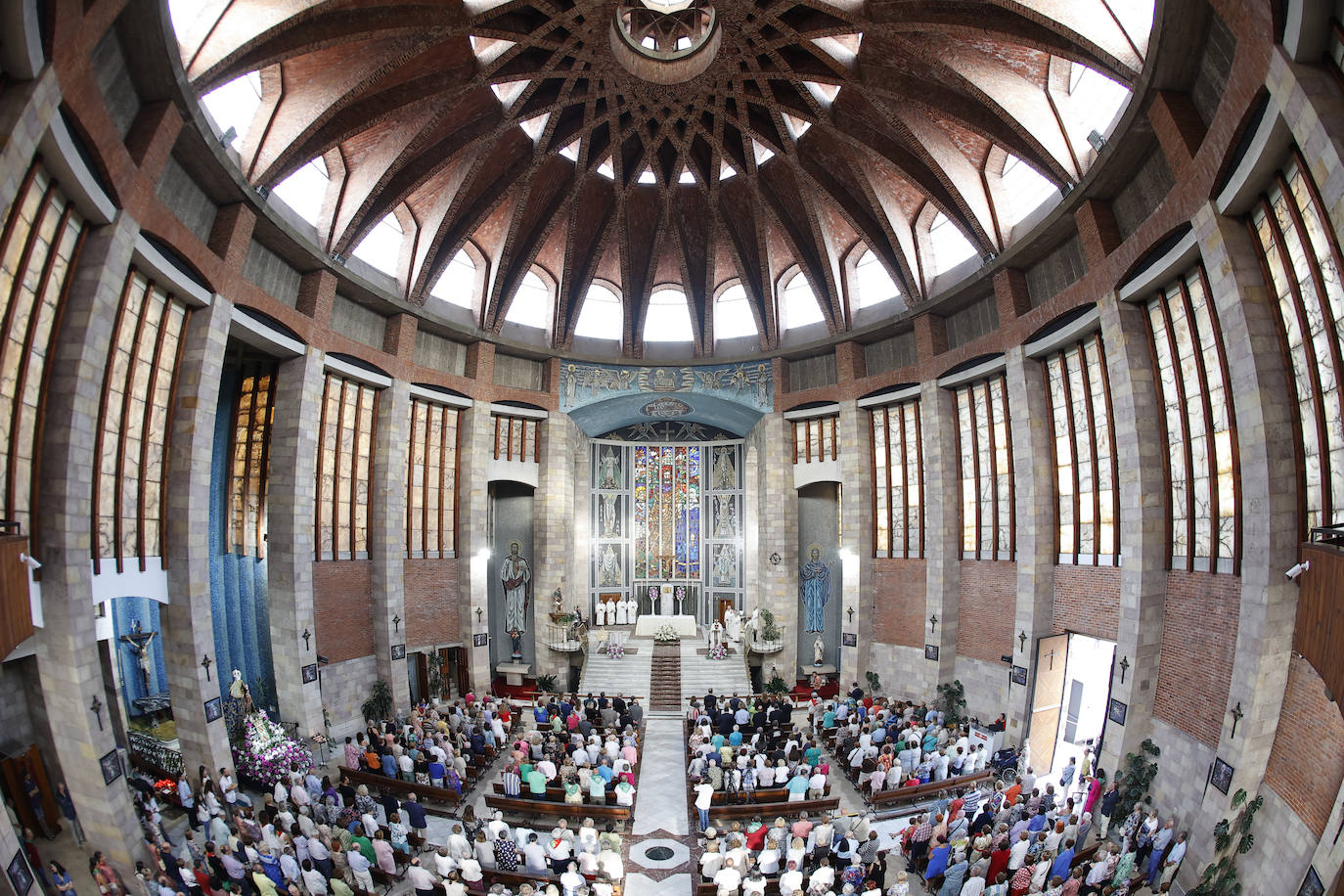 Vista del templo, abarrotado de fieles.