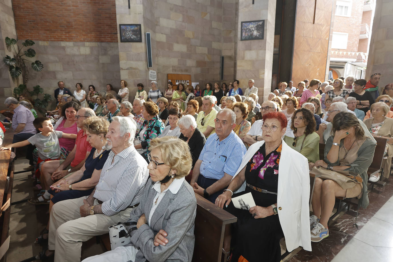 El público sigue la ceremonia.