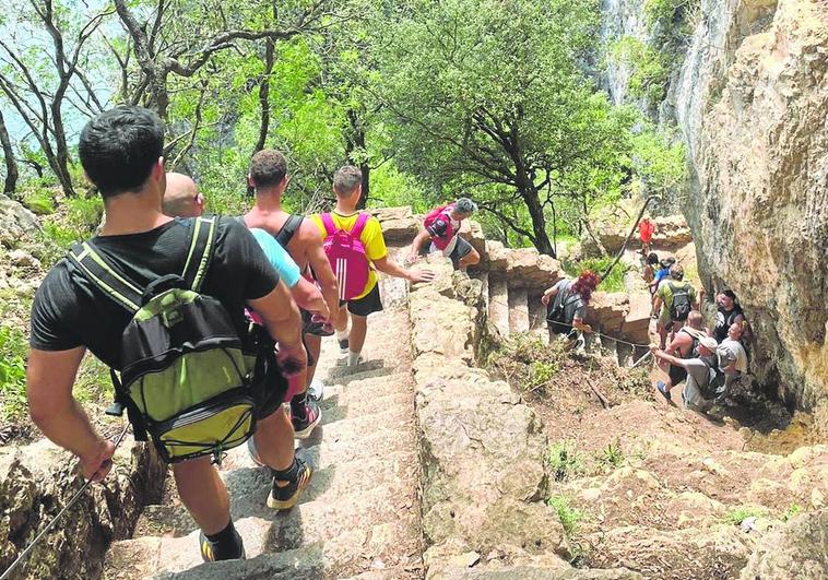 Visitantes descendiendo por los escalones que conducen al Faro del Caballo