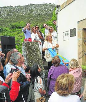 Imagen secundaria 2 - Los seis hermanos Gómez Cuétara que emigraron a México. De pie, Juan, Florencio y Raimundo. Sentados Isaac, Paula y Pedro. La placa en honor a Florencio quedó colocada en la antigua escuela, donde nació un 21 de septiembre de 1902. 