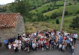 Más de 120 descendientes de Florencio Gómez Cuétara se reunieron ayer en el pueblo de Suarías para rendir homenaje al empresario, fundador de la galletera Cuétara.