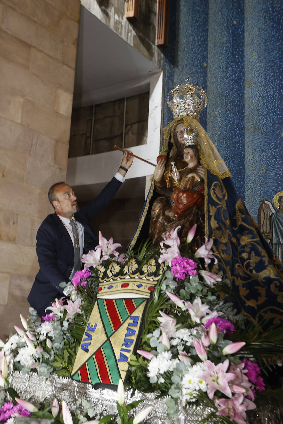 El alcalde entrega su bastón de mando a La Patrona de la ciudad.