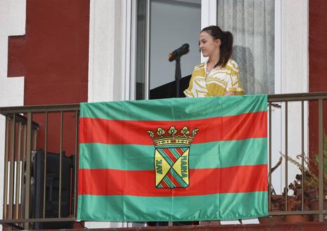 Imagen secundaria 1 - A la cita acudieron numerosas autoridades, encabezadas por la presidenta regional y el alcalde. Un joven cantó a La Patrona desde un balcón y el templo de la Virgen Grande, abarrotado de fieles.