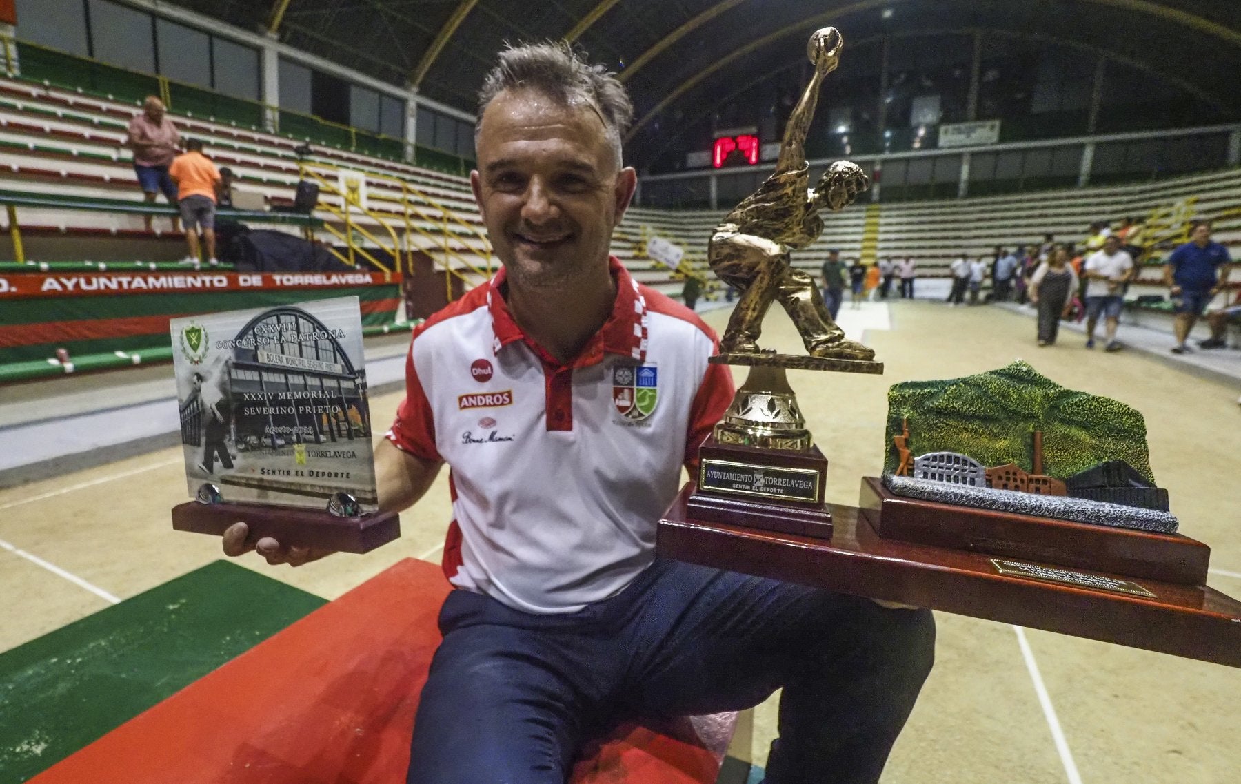 Óscar González se llevó su segundo torneo en dos días tras ganar en Torrelavega.