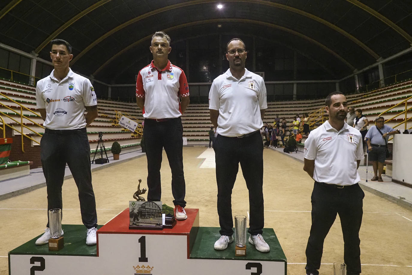 El podio de la competición, con Óscar González, Víctor González, Pedro Gutiérrez en el tercer escalón del podio y Gabi Cagigas, a la derecha, como cuarto clasificado.