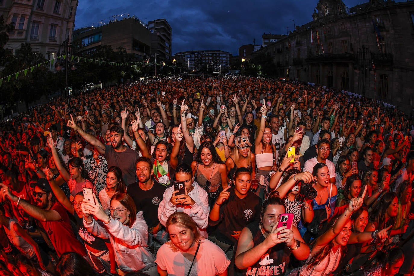 Como dice la letra de su 'Clima Tropical', Nos fundimos junto a mis instintos. Así fue. Cientos de personas corearon los temas de Dani Fernández durante su paso por Torrelavega.