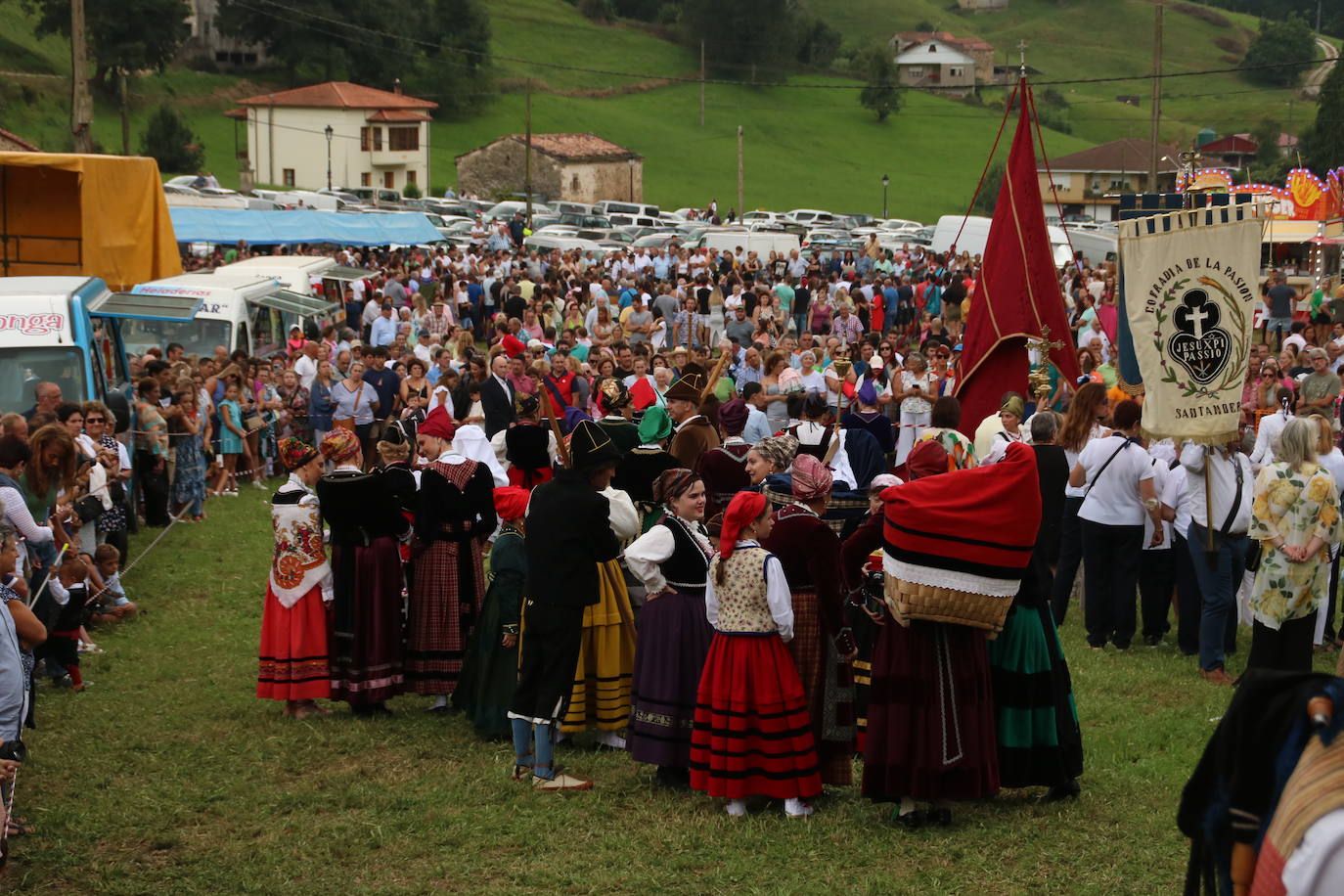 Son muchos los que acuden a la cita vestidos de pasiegos o montañeses.