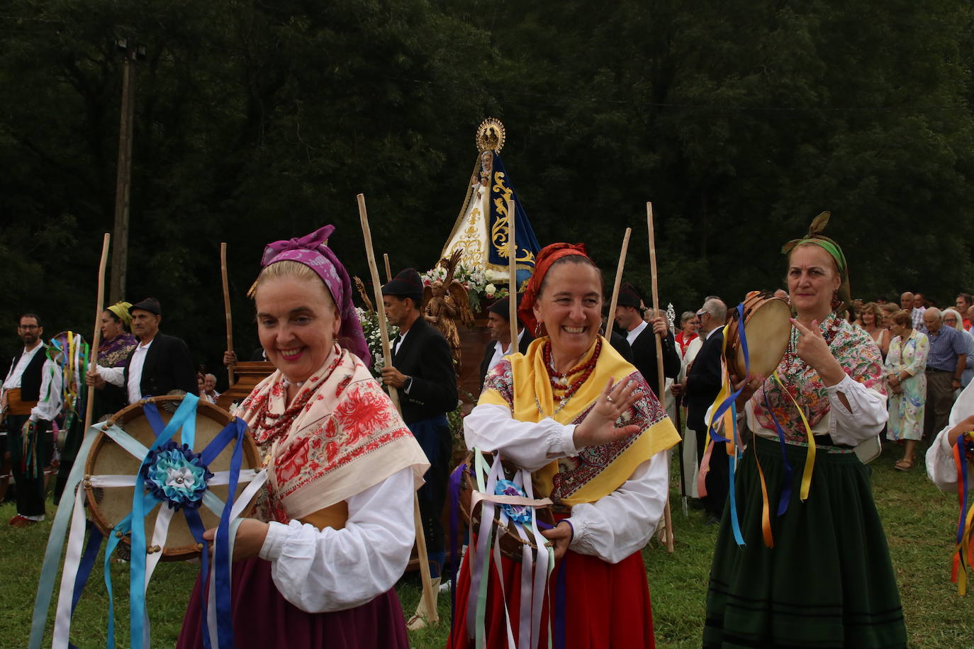 Integrantes del grupo de Danzas Virgen de las Nieves de Tanos, que participan desde hace décadas en esta festividad.