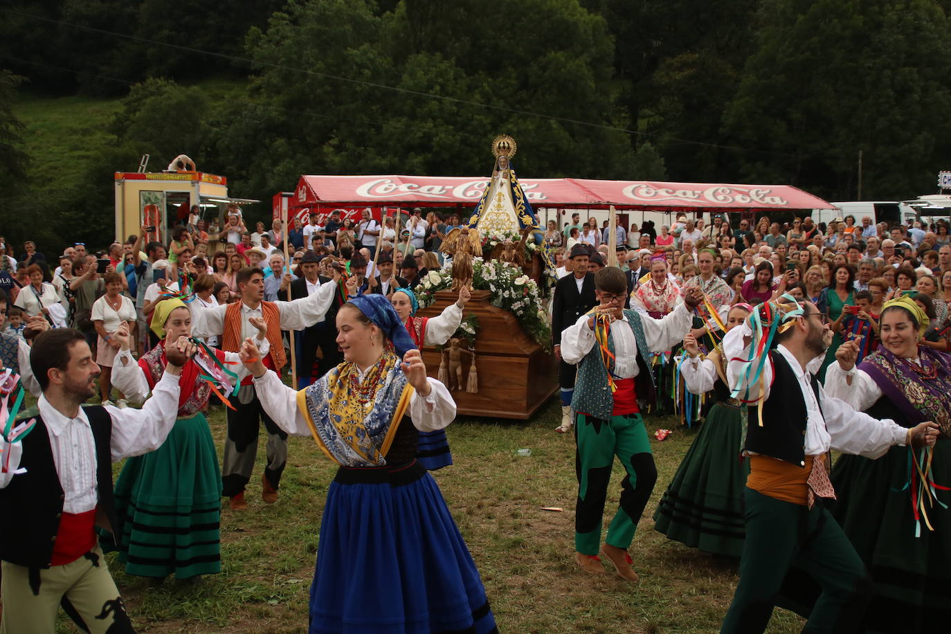 Los danzantes, vestidos de montañeses para la ocasión, bailan ante la patrona.