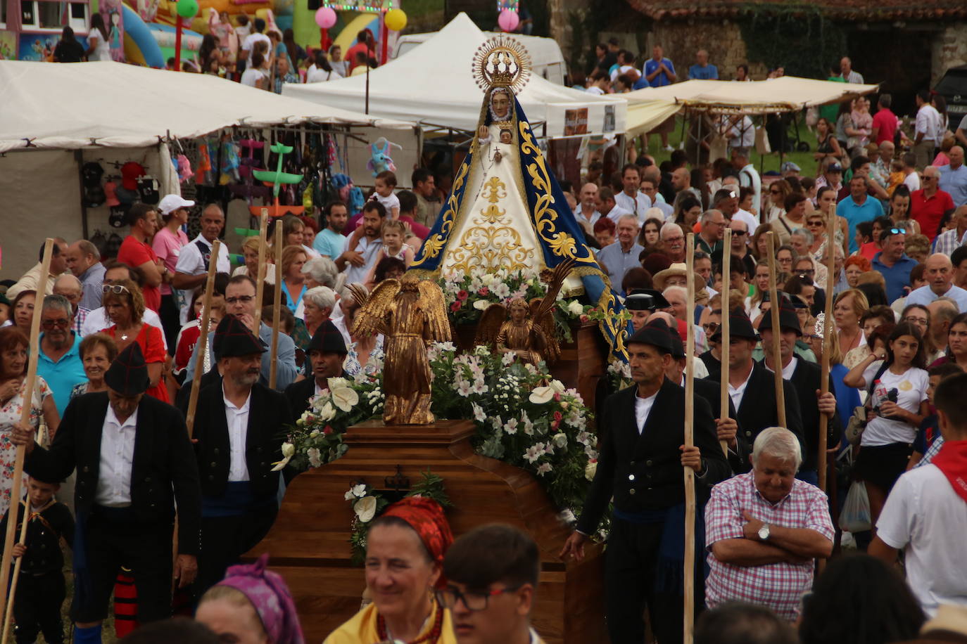 La procesión vespertina es la convocatoria con más afluencia de todo el día, en el que se suceden actos desde primera hora de la mañana.