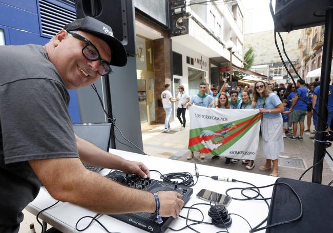 Los pinchadiscos y las peñas, claves en calles como La Paz.