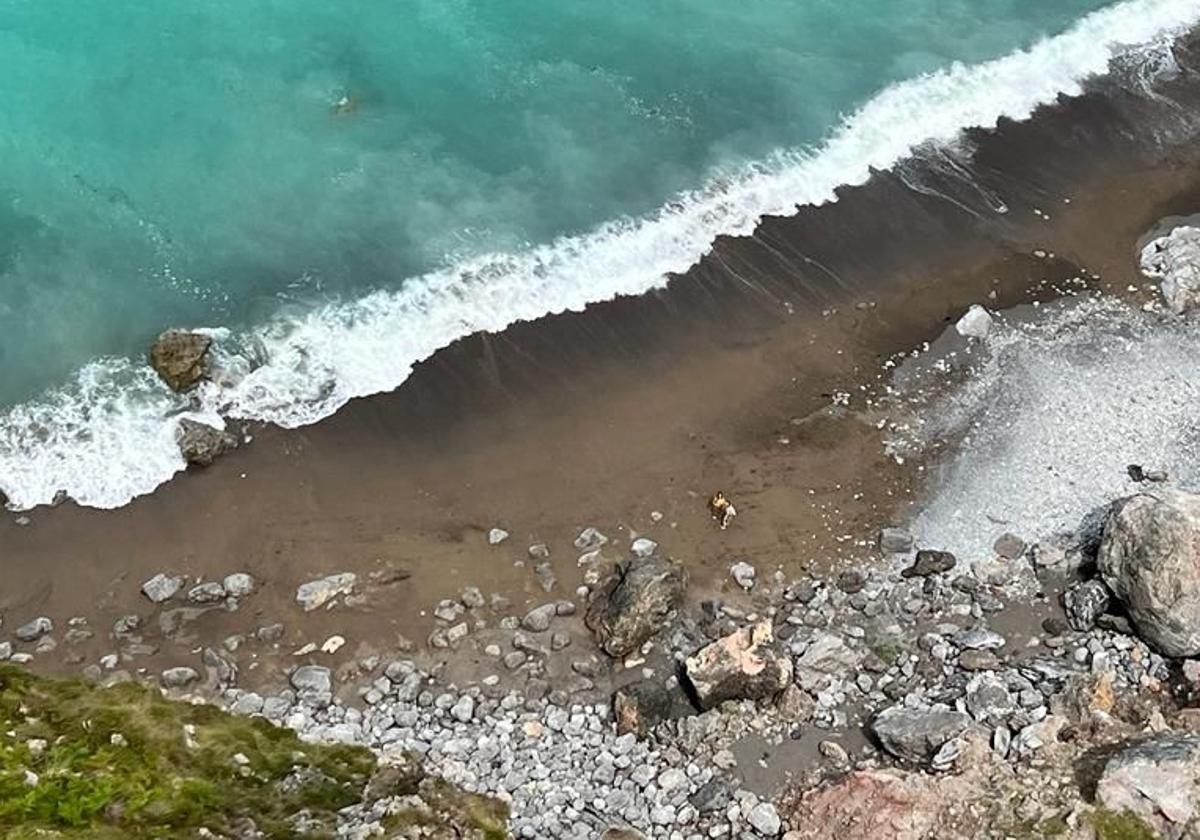 Rescatadas en helicóptero dos jóvenes aisladas por la marea en Liendo