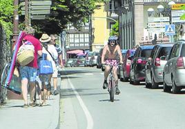 Monumental atasco a la entrada de Comillas, donde la avalancha de coches «ya es insoportable», según la alcaldesa