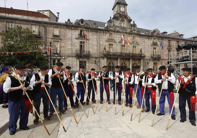 Los integrantes del coro ataviados con su traje tradicional.