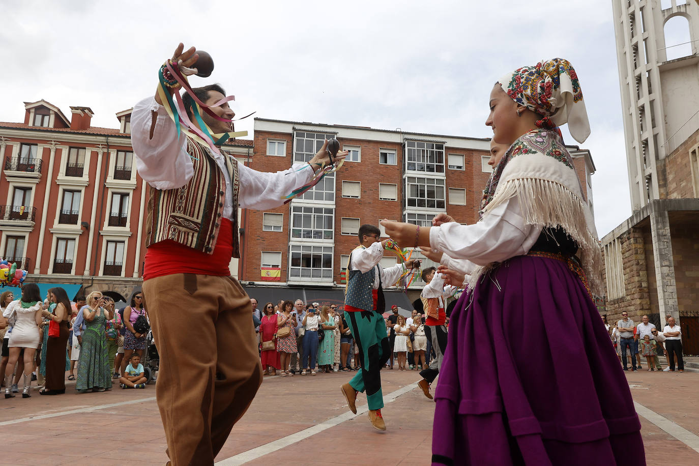 La gente bailó al ritmo de los pitos, tambores y castañuelas. 