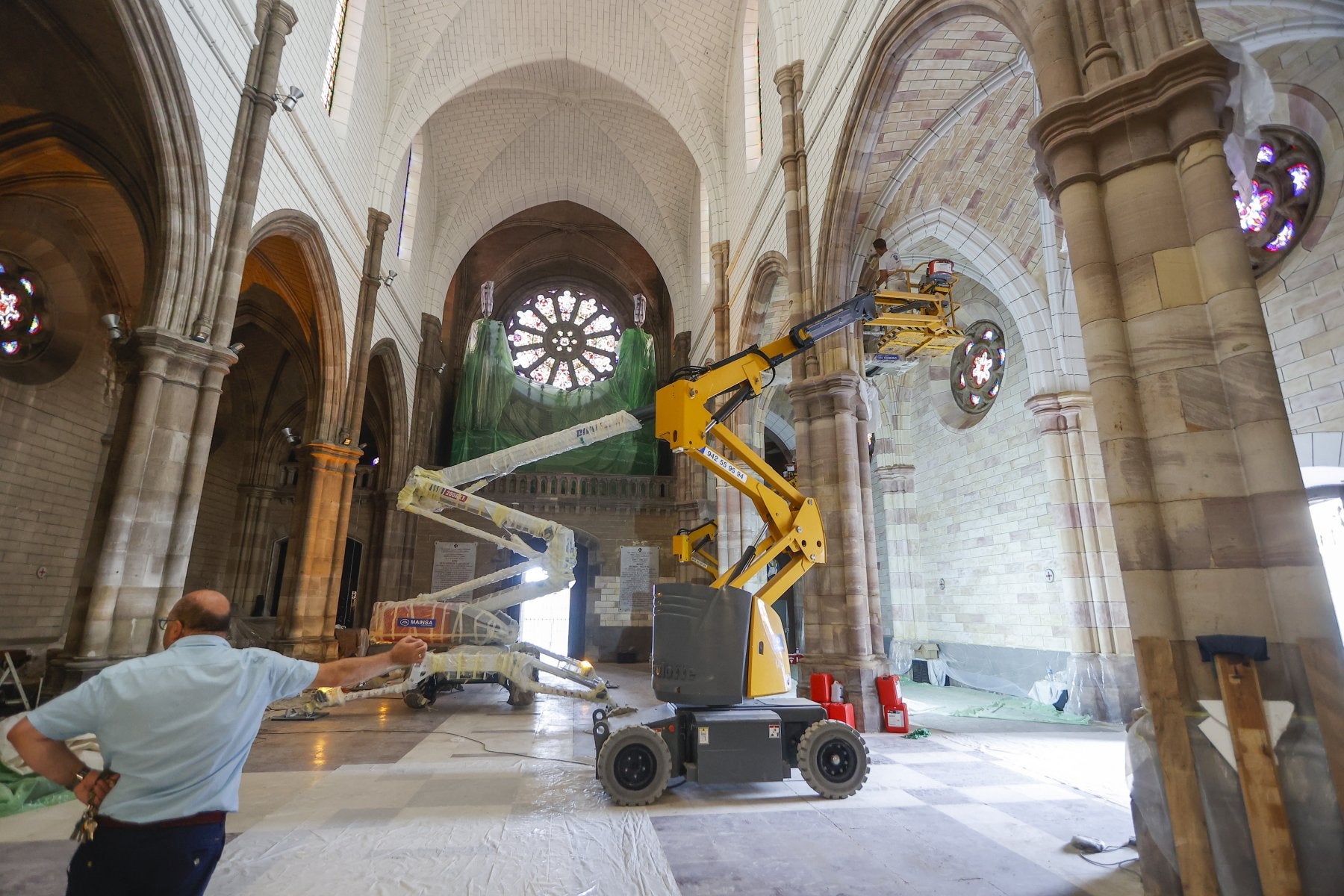 El párroco Juan Carlos Rodríguez del Pozo muestra los avances de la rehabilitación, ayer, en el interior del templo.