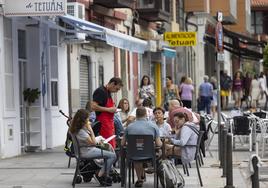 Un camarero de la Casa de Comidas Tetuán, en Santander, ayer por la mañana, atiende a los clientes de una mesa de la terraza.