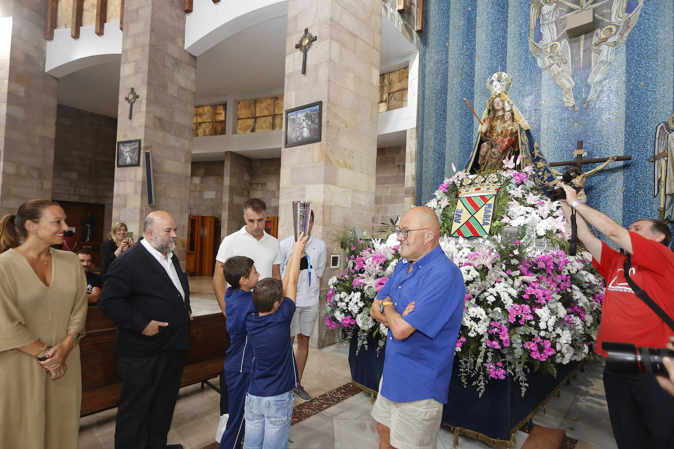 Los más pequeños también entregaron su ramo a la Virgen en presencia del presidente Siro del Barrio.