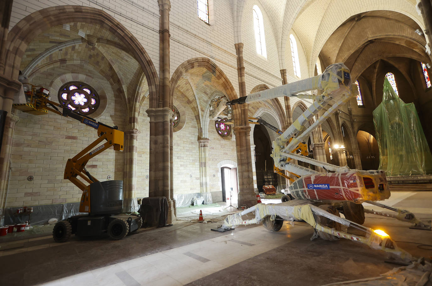 Los operarios del Taller de Pintura J. Andrés -subcontrata de SIEC en este proyecto- avanzan con las labores, en uno de los rincones de este templo con más de 120 años de historia.