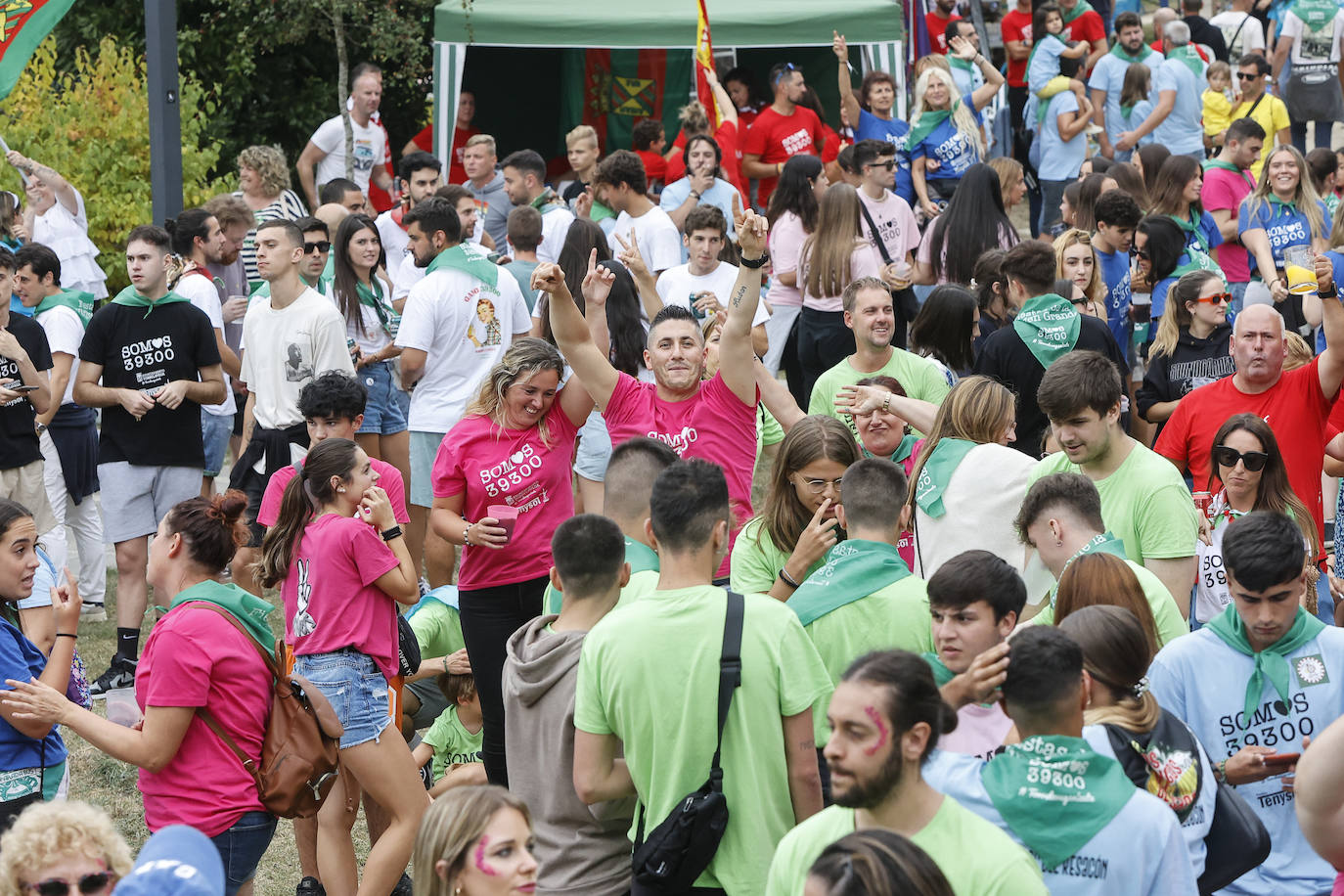 Las risas, los brindis y los bailes inundaron el parque.