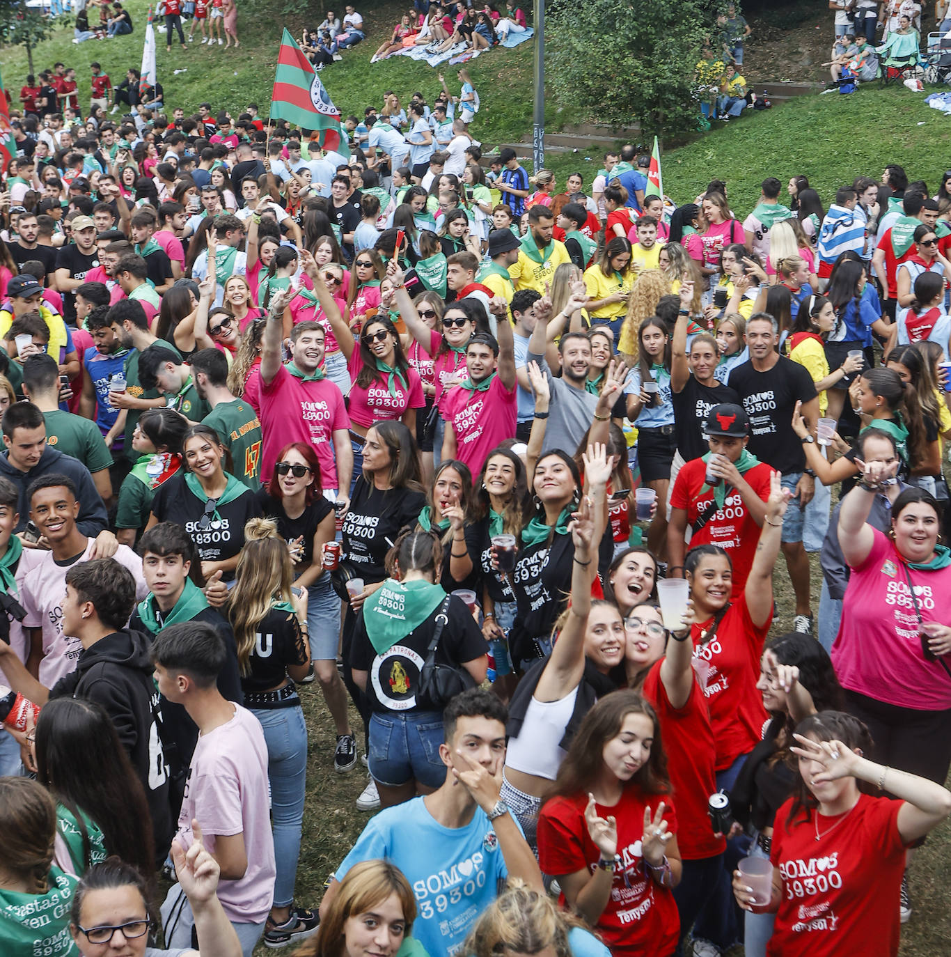 Los peñistas se identificaban por el color y el diseño de sus camisetas.