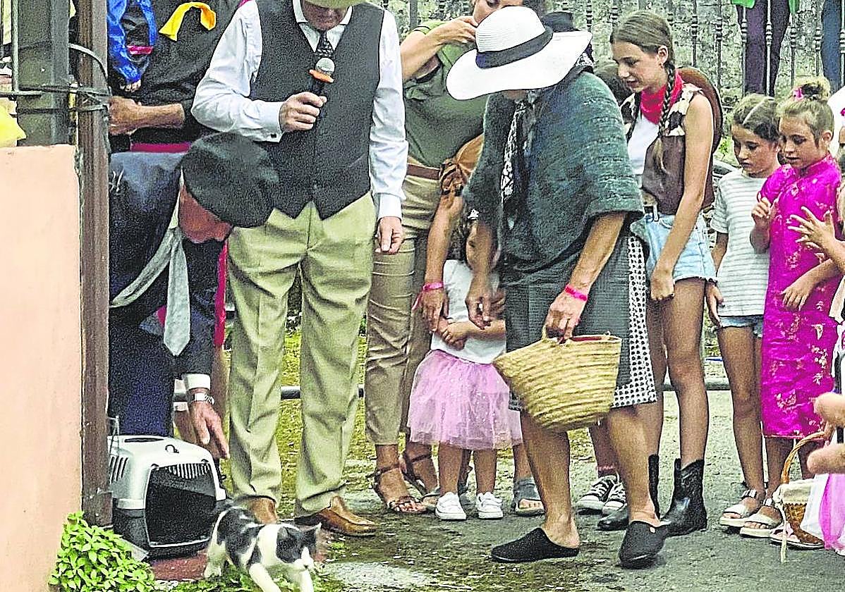 Marcelino Seco soltó la gata bajo la mirada de los asistentes.