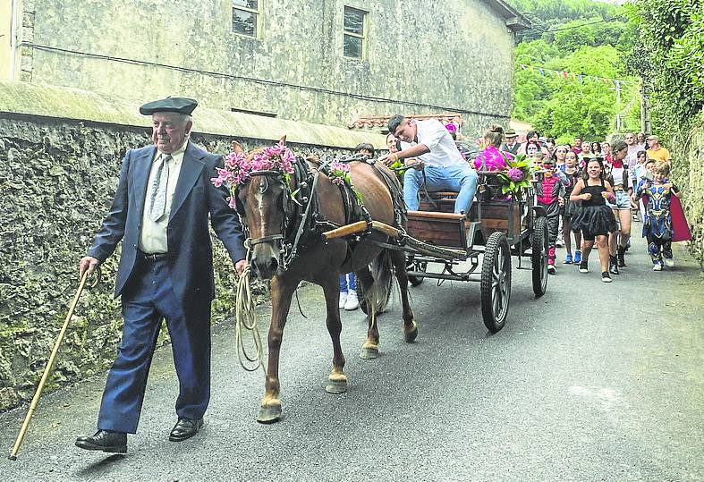 El desfile partió del barrio de Rioseco hasta la plaza de Carasa.