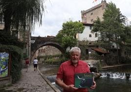 Pepe Dosal posa con su libro, 'La voz de la Tudanca', en la localidad de Potes.