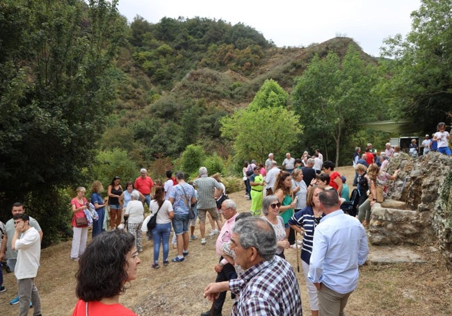 Asistentes a la fiesta en el exterior de la ermita