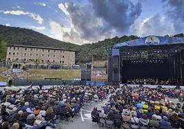 Escenario montado en el monasterio de Santo Toribio para el concierto del afamado tenor catalán y la soprano zaragozana.