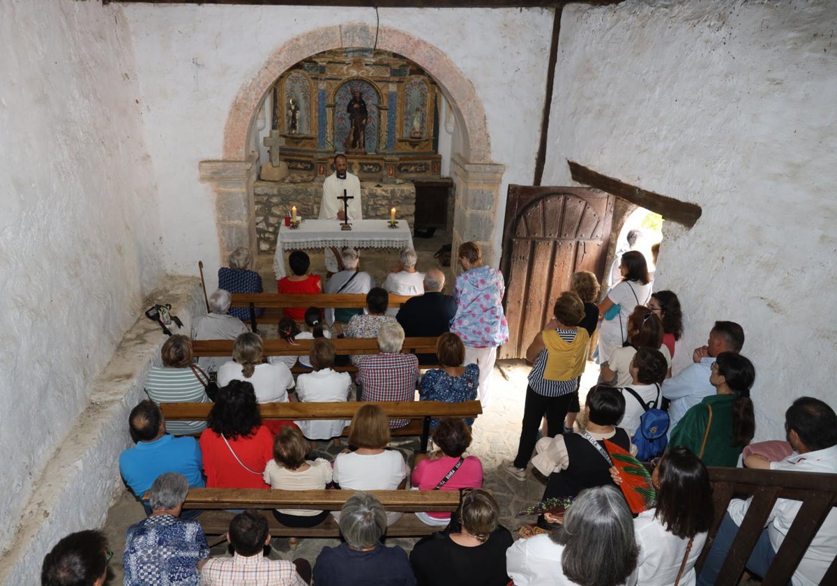 Asistentes a la misa que se celebró en el interior de la ermita de San Roque