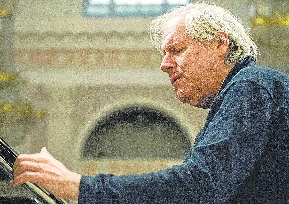 Uno de los retratos oficiales de Sokolov en plena interpretación.