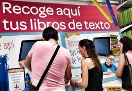 Foto de archivo de unos padres esperando a recoger los libros de sus hijos.