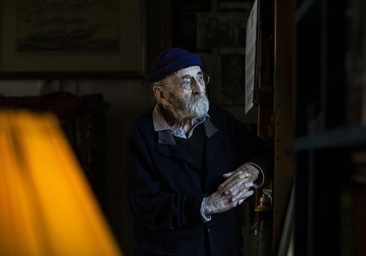 El poeta, novelista y académico Álvaro Pombo, autor de 'Relatos sobre la falta de sustancia', posa en su domicilio de Madrid.