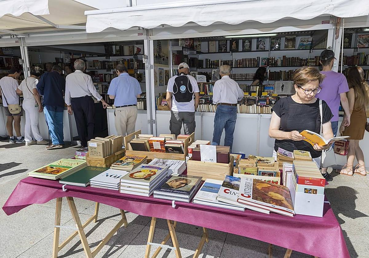 Detalle de las casetas de la Feria del Libro Viejo en la plaza de Alfonso XIII.