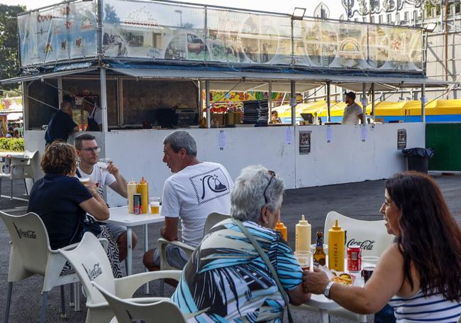 Las mesas y sillas colocadas en la zona son un lugar ideal donde tomarse un descanso tras un paseo por las ferias.