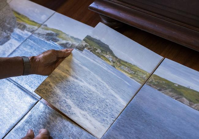 Los días de verano en la playa de la Virgen del Mar quedan inmortalizados en la nueva obra del pintor Félix de la Concha