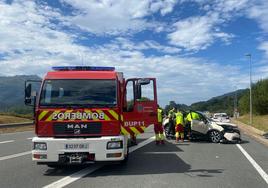 Una mujer herida al colisionar un camión y un turismo en Ampuero