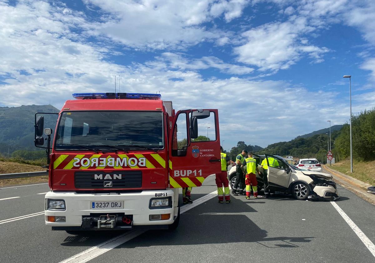 Una mujer herida al colisionar un camión y un turismo en Ampuero