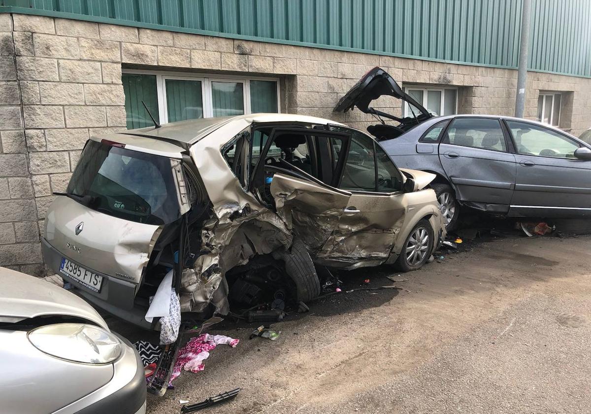 Un coche irrumpe a gran velocidad en el Polígono de La Verde y se estrella contra otros cuatro aparcados