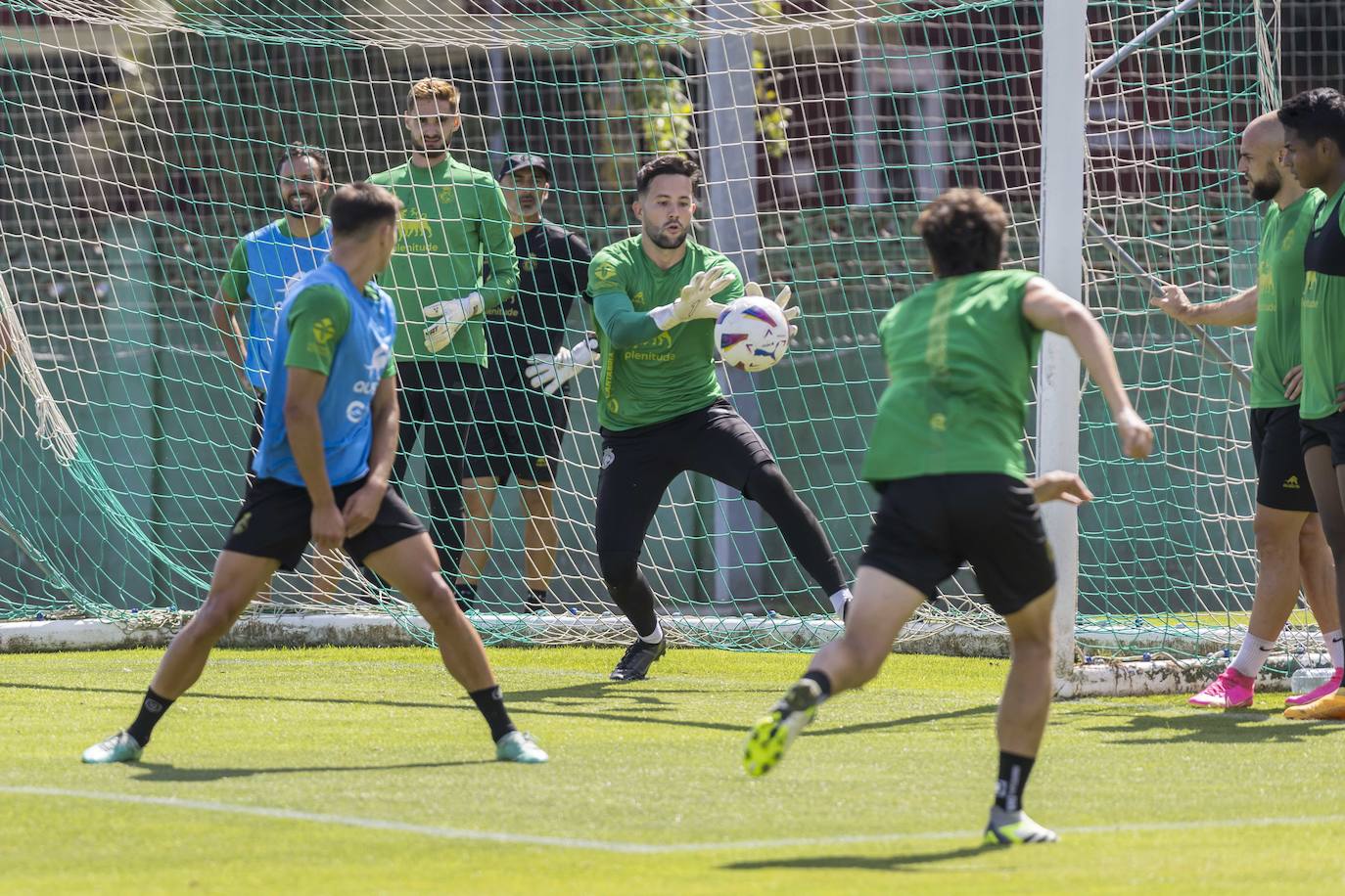 Parera detiene un balón. 