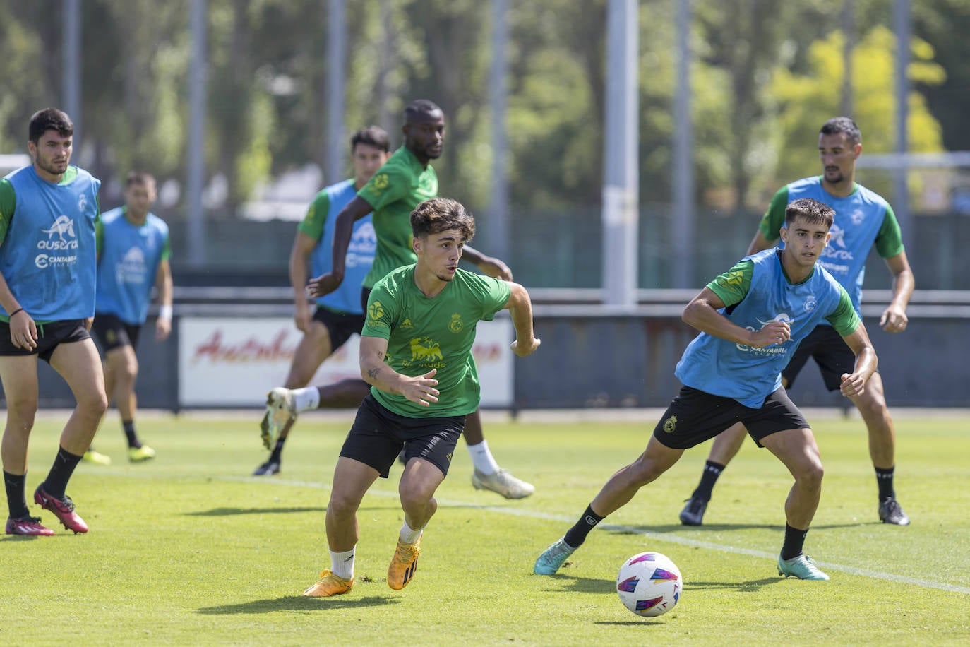 Yeray conduce el balón en presencia de Mario García. 