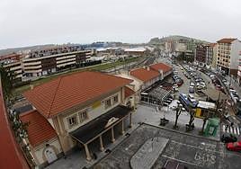 Las vías del tren son, desde finales del siglo XIX, una barrera constante en la rutina de miles de vecinos de Torrelavega.