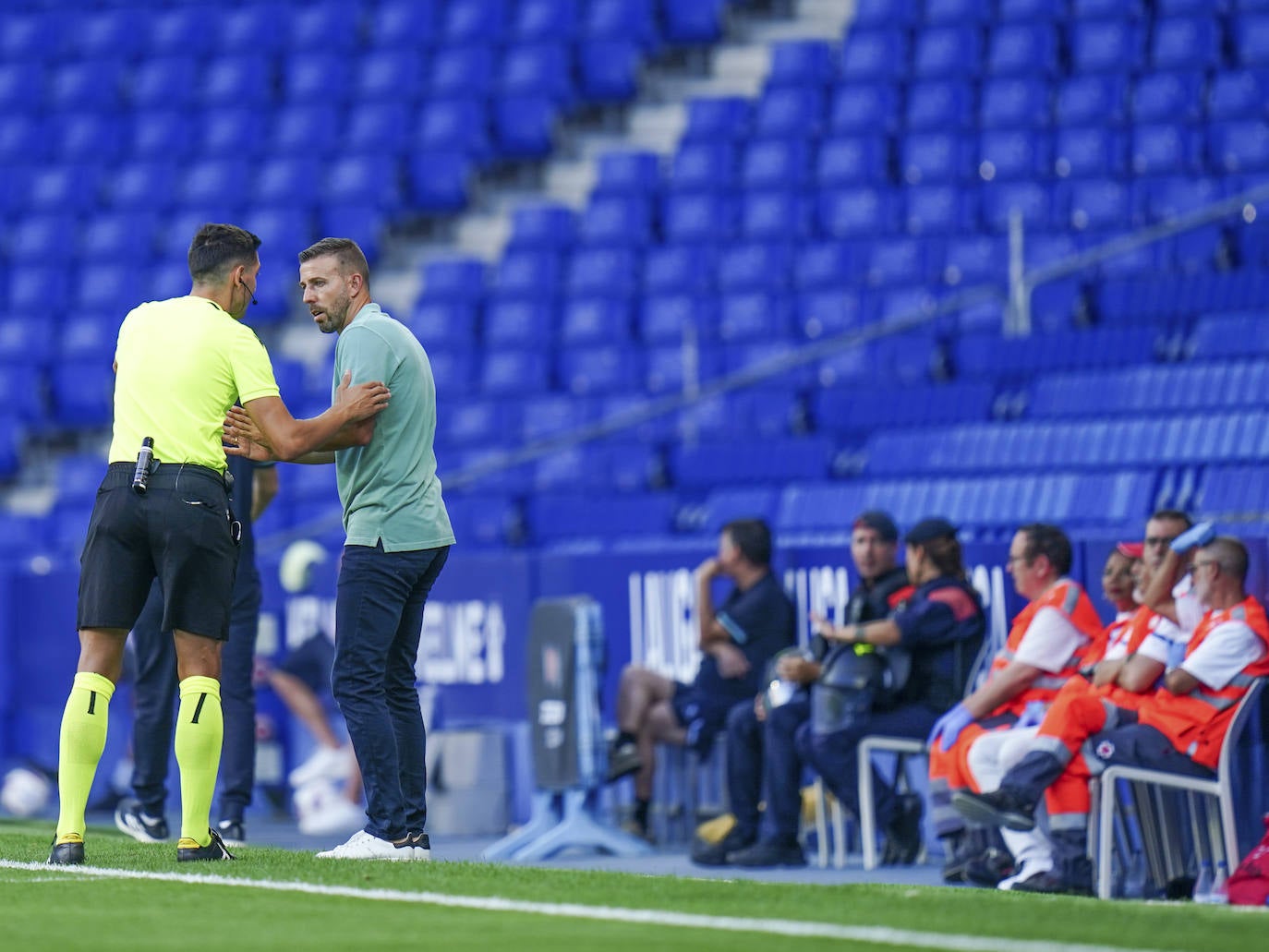 Luis García, el entrenador del Espanyol, habla con el árbitro. 