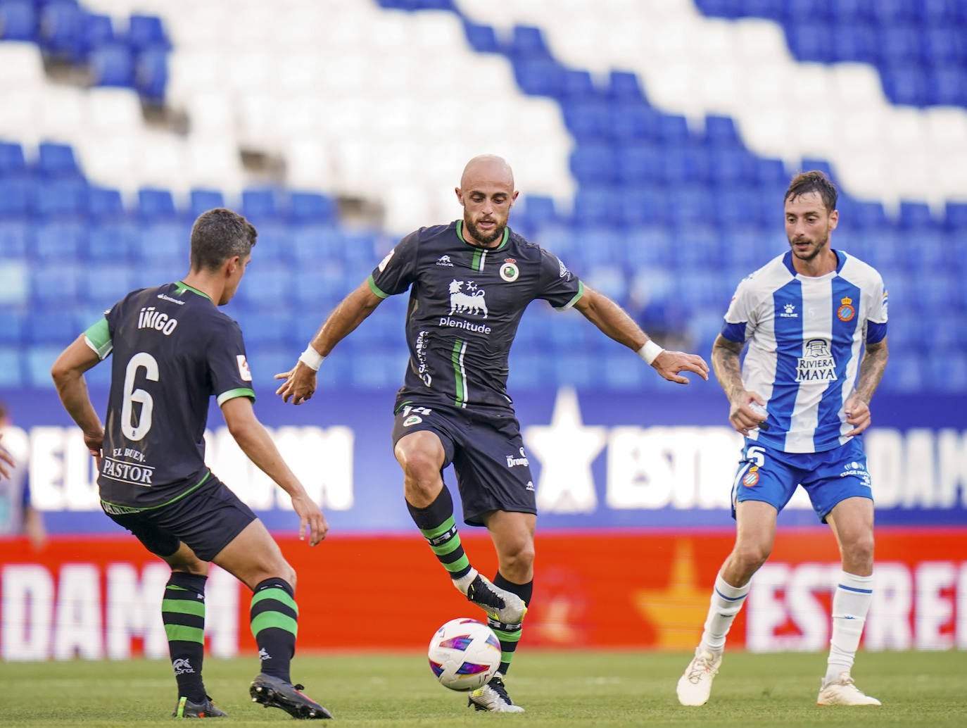 Ekain trata de avanzar con el balón 