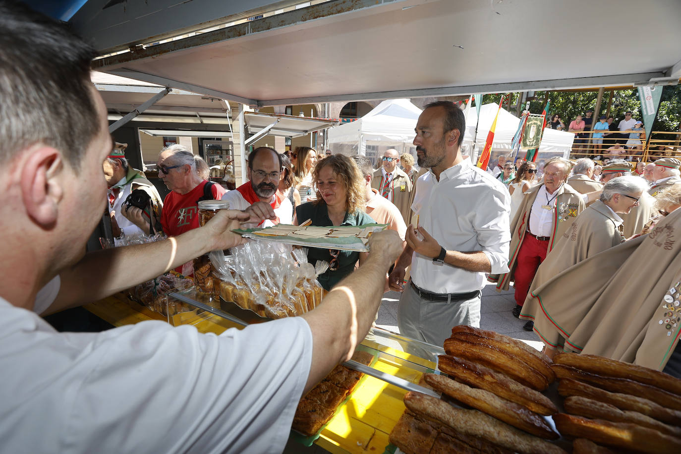 Las casetas presentan dulces, y otros tipos de productos de la región.