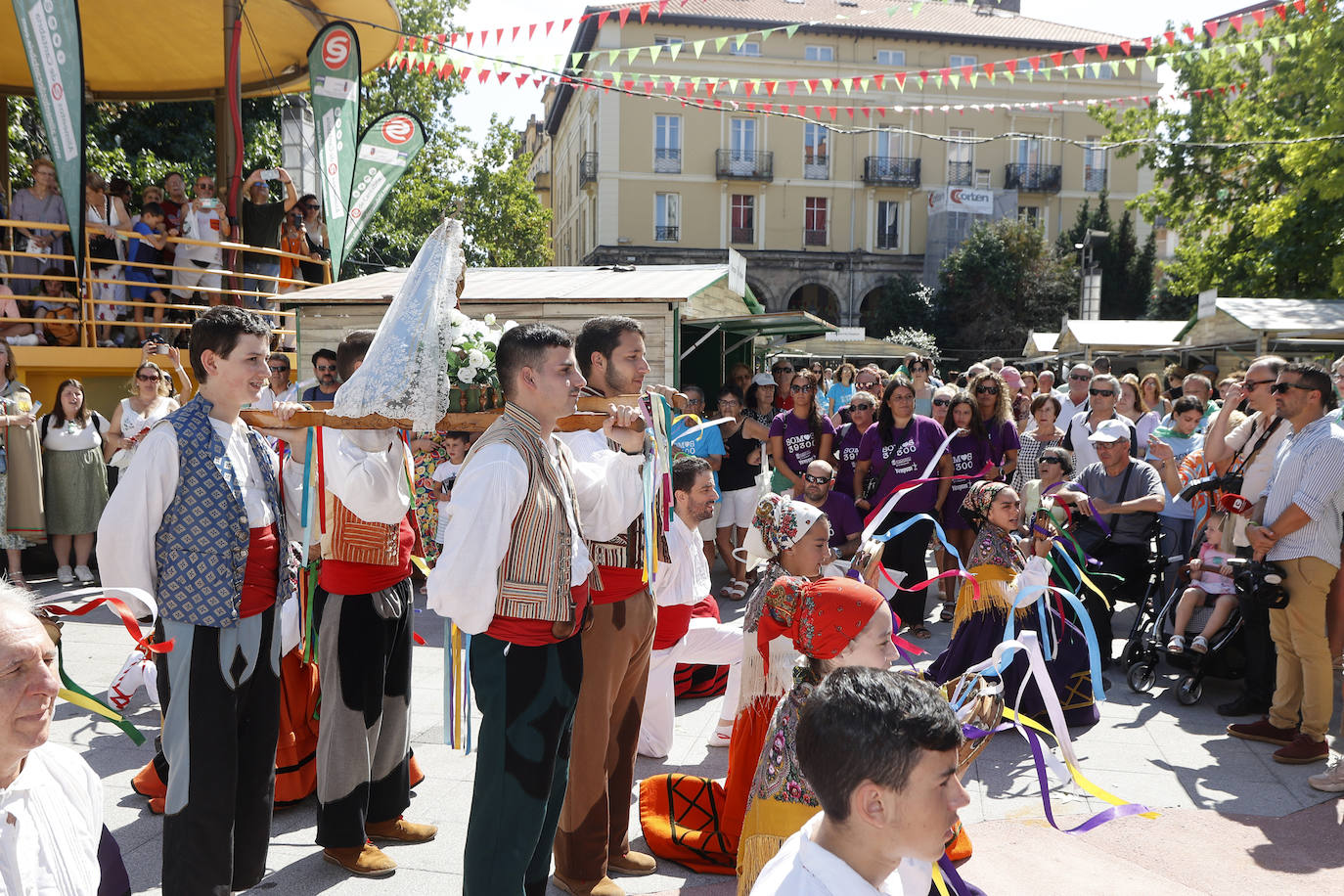 Después del primer baile, se mostró una figura de la virgen.