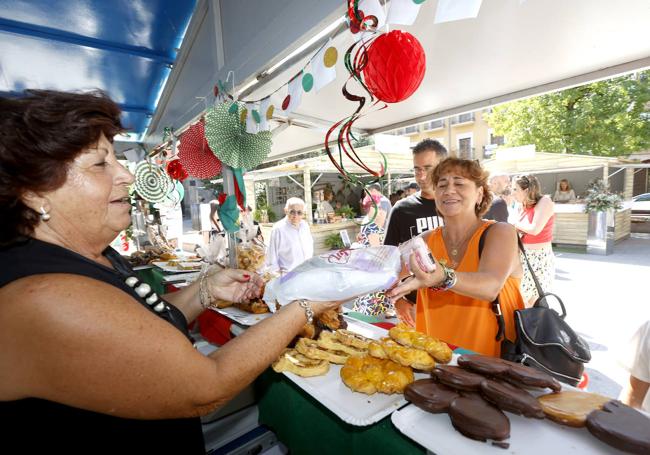 Las casetas ofrecen variedad de dulces y otros productos regionales.